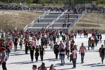 Desde las 10:00 de la mañana los aficionados atléticos celebran el estreno del nuevo estadio rojiblanco Wanda Metropolitano en los alrededores del estadio.