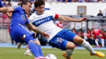 Alfonso Parot disputa el balón con Sebastián Ubilla en el clásico universitario.