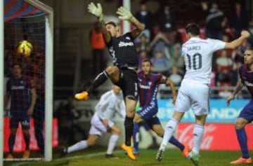 Su primer gol de cabeza (y el quinto en la cuenta personal) lo anotó frente al Eibar.