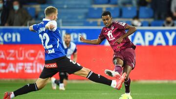 Alexander Isak ante el Deportivo Alavés.