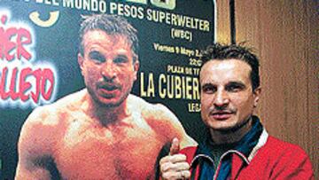 <b>VELADA DE LUJO.</B> Castillejo junto al cartel que anuncia su pelea en la plaza de toros La Cubierta de Leganés.