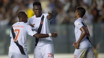 Brazil's Vasco da Gama player Paulao (C) celebrates with teammates after scoring against Bolivia's Jorge Wilstermann during their the Libertadores Cup football match at the Sao Januario stadium in Rio de Janeiro, Brazil, on February 14, 2018. /