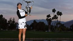 La surcoreana So Yeon Ryu posa con el trofeo de campeona del torneo ANA Inspiration.