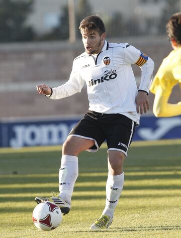 Canterano del Valencia auqnue nunca jugó con el primer equipo. Tras su paso por el Albacete Balompié y Girona FC fichó por la Real tras el pago de diez millones de euros. 























