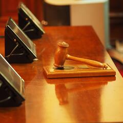 Un padre reclama el pago de la pensión de alimentos de 100 euros a sus hijos: la justicia actúa y acaba pagando el triple