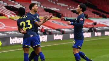 Southampton&#039;s English midfielder Che Adams (C) celebrates scoring his team&#039;s second goal with Southampton&#039;s English midfielder Nathan Tella (L) and Southampton&#039;s Japanese midfielder Takumi Minamino during the English Premier League foo