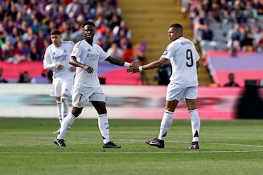 Kylian Mbappé celebra con Vinicius el 4-3 al Barcelona. 