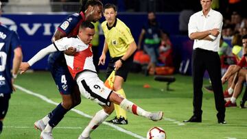 GRAF3228. HUESCA, 14/09/2018.- El delantero del Rayo, Raúl de Tomás (d), intenta controlar el balón ante el acoso del defensa portugués del Huesca, Rúben Semedo, durante el encuentro correspondiente a la tercera jornada