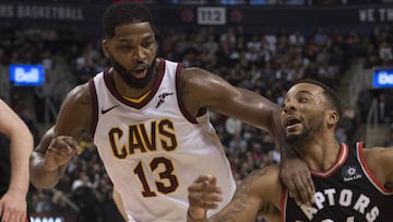 Tristan Thompson, p&iacute;vot de los Cleveland Cavaliers, trata de frenar a Norman Powell durante el partido contra los Toronto Raptors.