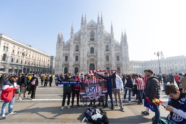 Un buen número de aficionados ha viajado a Milán para acompañar al equipo en la ida de los octavos de final de la Champions League ante el Inter. 