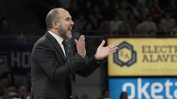 Chus Mateo, entrenador del Real Madrid, ante el Baskonia.
