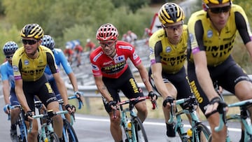 Primoz Roglic sonr&iacute;e en la Vuelta.