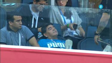 El show de Maradona: enseñar la tripa, dormirse, peinetas...