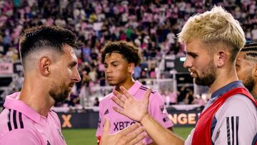 Lionel Messi y Chris Hegardt tras el Inter Miami vs Charlotte FC de Leagues Cup.