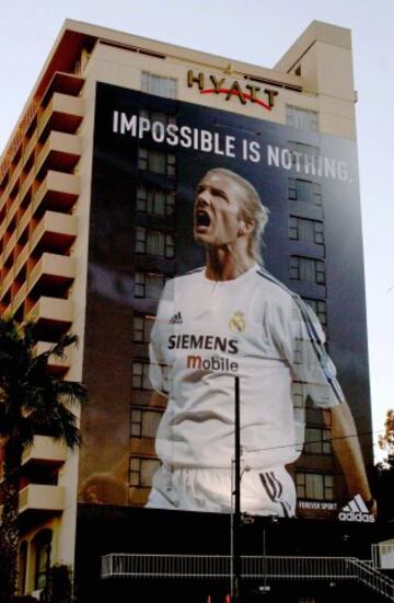 Una imagen de David Beckham en la fachada del Hotel Hyatt en Hollywood.