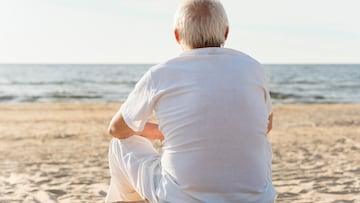 Fotografía de un anciano contemplando el mar.