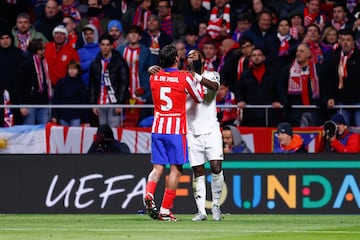 Rodrigo De Paul y el jugador brasile?o del Real Madrid estuvieron enfrentados durante todo el aprtido.