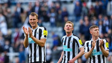 NEWCASTLE UPON TYNE, ENGLAND - OCTOBER 08: Newcastle United's Dan Burn applauds the fans after the Premier League match between Newcastle United and Brentford FC at St. James Park on October 8, 2022 in Newcastle upon Tyne, United Kingdom. (Photo by Alex Dodd - CameraSport via Getty Images)