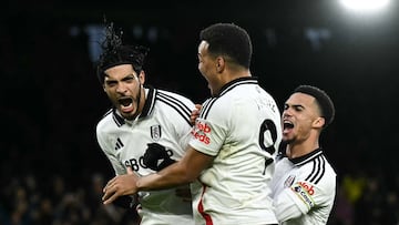 El delantero mexicano firmó un doblete con un par de penaltis frente al Ipswich Town y continúa haciendo historia en Inglaterra.