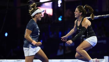 Alegría desbordante de Bea González y Paula Josemaría.