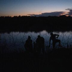 Colocan alambre de púas en la frontera de Texas para evitar migración