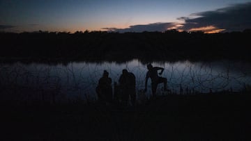 El gobernador de Texas, Greg Abbott, anunció que ordenó la instalación de alambre de púas para evitar que los migrantes crucen la frontera.