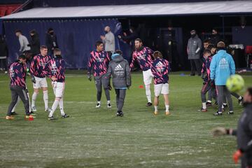 Los jugadores del Real Madrid en el calentamiento.