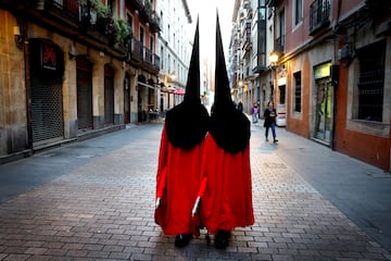 Los penitentes participan en una procesión durante la Semana Santa en Bilbao, España.