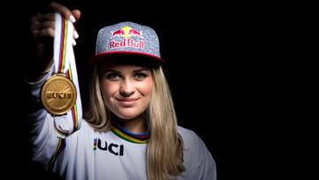 Valentina Höll monstrando su medalla de oro de la UCI MTB World Junior de DH, en el Hangar-7 de Salzburg, Austria, el 10 de septiembre del 2018. on 10th of September 2018 // ServusTV / Neumayr / Leo // SI201809120009 // Usage for editorial use only //