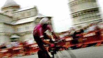 <b>LA FUERZA DEL CAMPEÓN.</b> El alemán no se ha parado a observar el conjunto de Pisa en la contrarreloj de 50 kilómetros que ha ganado.
