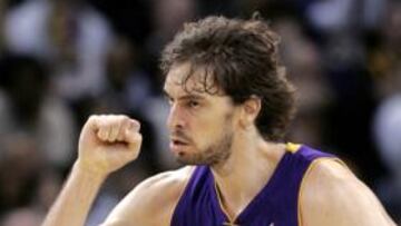 <b>EL FINAL. </b>Walton, Fisher y Pau celebran el último error de Allen: los Lakers han conquistado Boston.