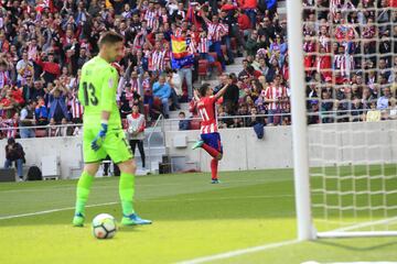 ¡Medio gol es de Vitolo! El jugador se ha llevado hasta cinco defensores en su andadura por el área, ve a su compañero solo y le da el balón para que finalice con un recorte hacía dentro acompañado de un fuerte disparo al palo derecho.