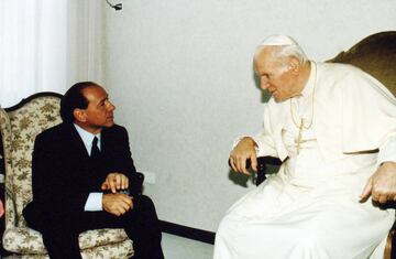 Silvio Berlusconi dialogando el con Juan Pablo II en el Hospital Universitario Gemelli. Este hospital fue el foco de atención durante el pontificado del Papa Juan Pablo II, quien, en 1981, fue operado de urgencia tras el fallido intento de asesinato de Mehmet Ali Agca.