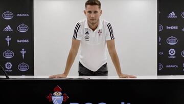 El central tinerfeño Jorge Sáenz posa para el Diario AS en la sala de prensa del Celta en A Madroa.