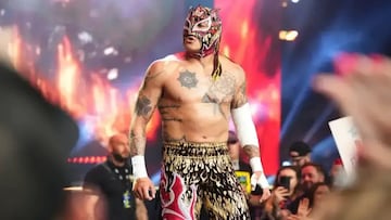 Rey Fénix hace su entrada al ring.