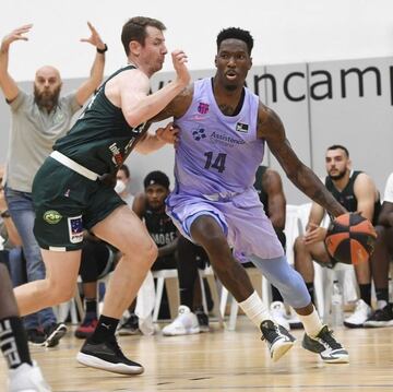 Otro jugador al que Jasikevicius ya conoc赤a. Hayes se ha convertido en el sustituto de V赤ctor Claver (puede ocupar las posiciones de 'tres' y 'cuatro') y firma por una temporada. Llega procedente del Zalgiris, en el que jug車 las dos 迆ltimas temporadas, la primera de ellas con Jasikevicius como entrenador. El 迆ltimo curso en la Euroliga promedi車 9,5 puntos y 3,9 rebotes para 9,8 de valoraci車n.