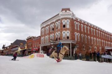 Este fin de semana se ha desarrollado en la calles de Leadville, Colorado; la 68 edición de la carrera anual de Skijoring 