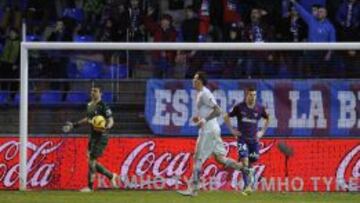 La grada de animación del Eibar durante el encuentro ante el Atlético de Madrid.