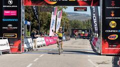 Claudia Galicia celebra su victoria en la Catalunya Bike Race.