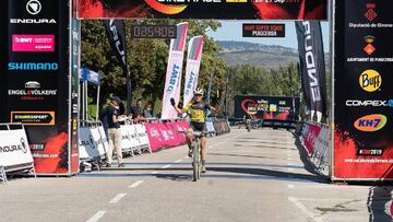 Claudia Galicia celebra su victoria en la Catalunya Bike Race.