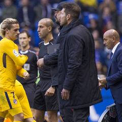 Simeone sustituyó a Griezmann por Giménez en el 80' con 0-0