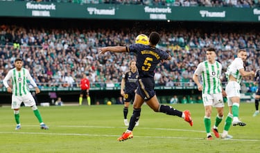 El jugador del Real Madrid, Bellingham, controla el balón con el pecho antes de bajarlo para realizar el disparo de gol. 