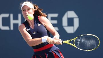 La tenista brit&aacute;nica Johanna Konta devuelve una bola durante su partido ante Sorana Cirstea en el US Open 2020 en el USTA Billie Jean King National Tennis Center de Nueva York.