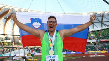 El lanzador de disco esloveno Kristjan Ceh celebra su victoria en la final en los Mundiales de Atletismo de Oregón.