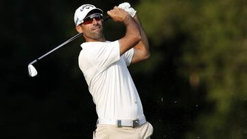 Álvaro Quiros golpea la bola durante la segunda jornada del Honma Hong Kong Open en The Hong Kong Golf Club.