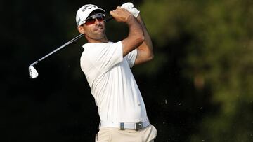 &Aacute;lvaro Quiros golpea la bola durante la segunda jornada del Honma Hong Kong Open en The Hong Kong Golf Club.