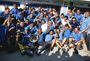 Alonso celebrando su primera victoria en Hungría 2003.