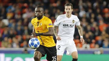 Santi Mina en una acción con Sanogo en el partido de esta noche.