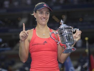 Angelique Kerber posa con el trofeo de campeona del US Open y señala su posición como número uno del mundo.