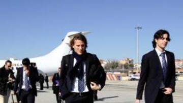 <b>LLEGADA. </b>Forlán, Tiago y detrás Kun en el aeropuerto de Barajas.
